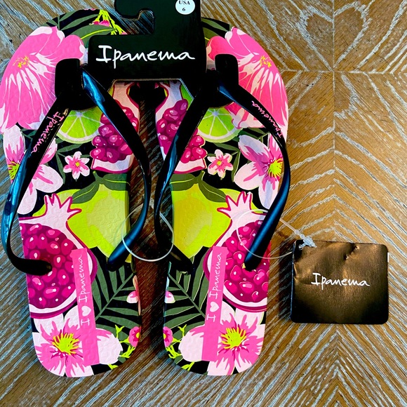 Woman’s sandals/flip flops NWT - Picture 1 of 3